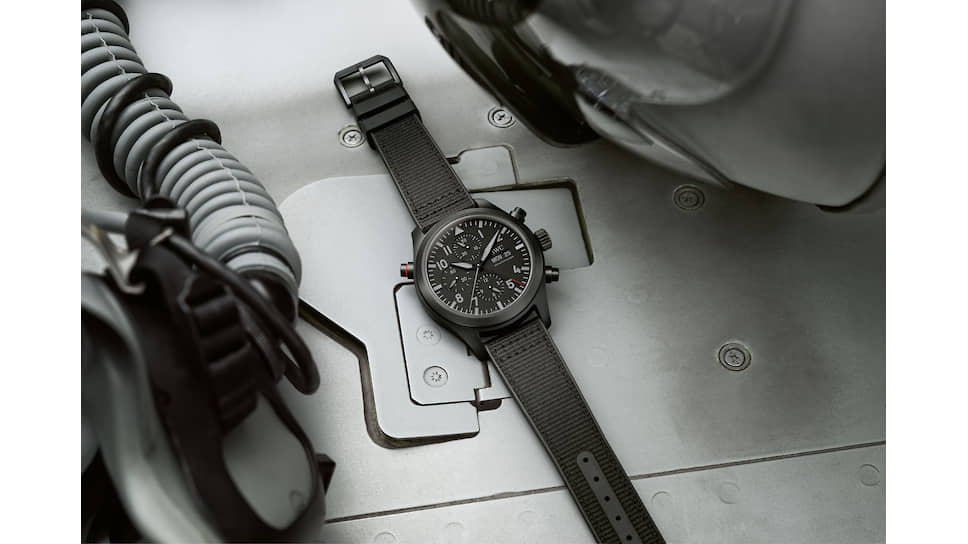 Все детали корпуса часов Pilot’s Watch Double Chronograph Top Gun Ceratanium, включая кнопки хронографа, а также пряжка ремешка изготовлены из материала Ceratanium