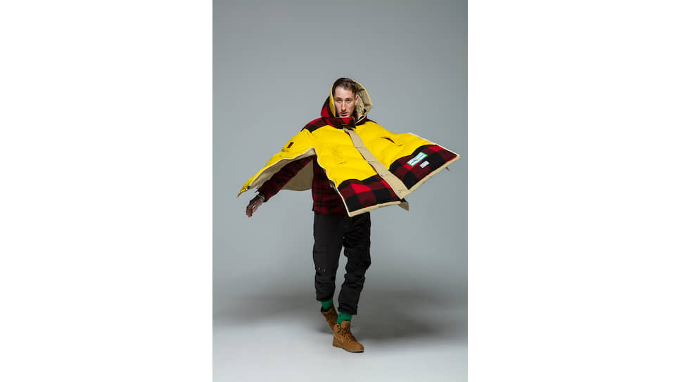 Модель в одежде из совместной капсульной коллекции Woolrich и английской дизайн-студии Griffin