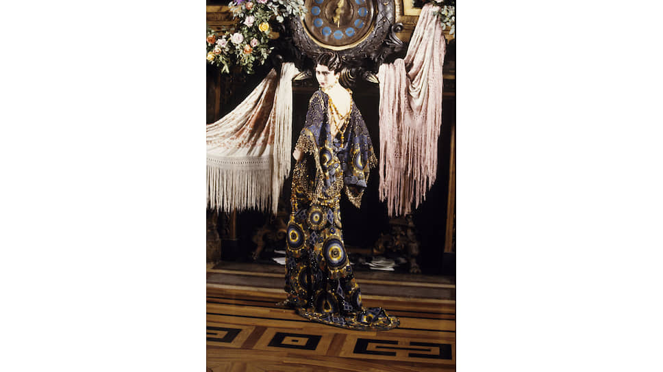 Модели на показе Christian Dior Haute Couture, 1998 год. Дизайнером дома в то время был Джон Гальяно 