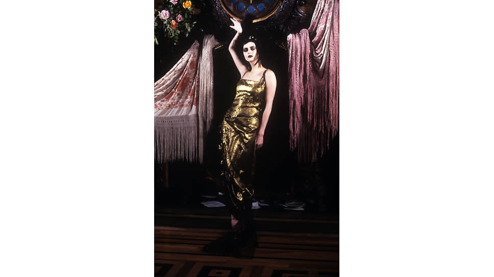 Модели на показе Christian Dior Haute Couture, 1998 год. Дизайнером дома в то время был Джон Гальяно 