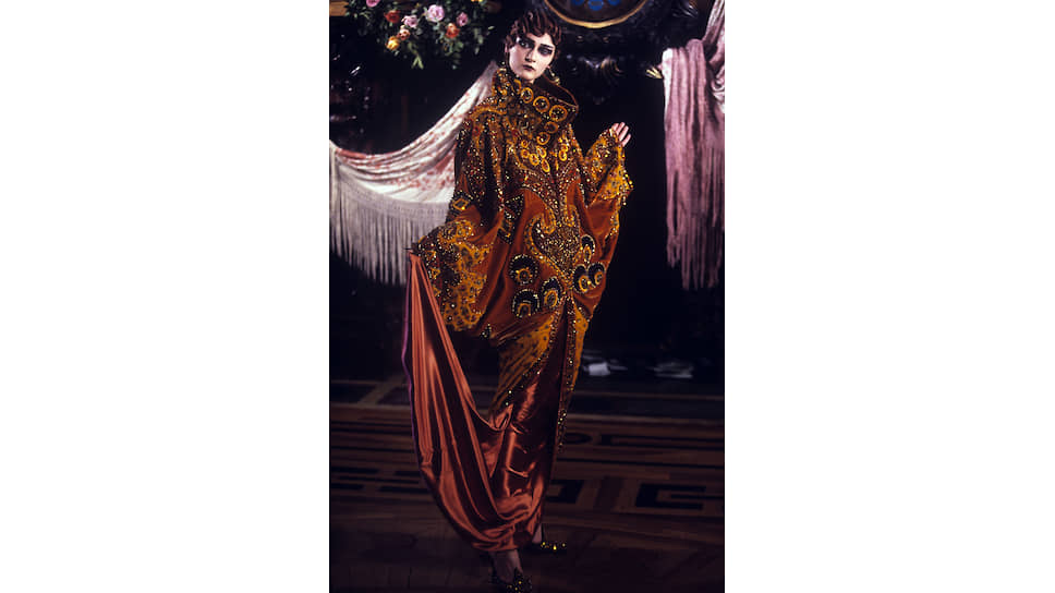 Модели на показе Christian Dior Haute Couture, 1998 год. Дизайнером дома в то время был Джон Гальяно 