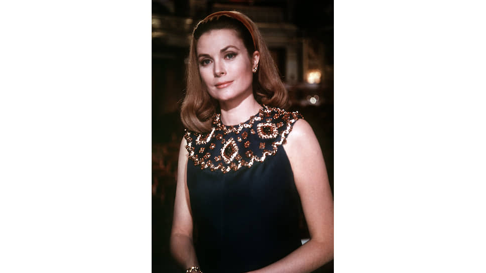 Грейс Келли в синем шелковом платье с декором их рафии и дерева Chrisitan Dior Haute Couture 1967 авторства Марка Боана 