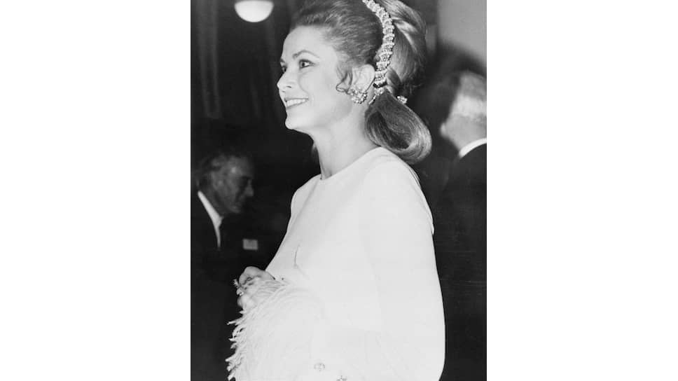 Грейс Келли в белом шелковом платье с перьями Christian Dior Haute Couture 1968 авторства Марка Боана. Лондон, 16 ноября 1970 года 
