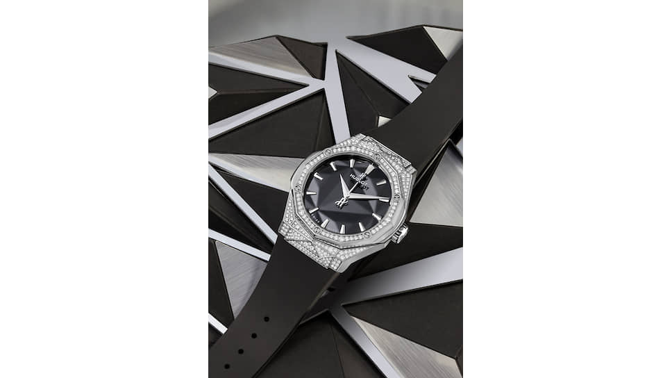Classic Fusion Orlinski в титановом корпусе 40 мм. Механизм HUB 1100, запас хода 42 часа, титановый безель, паве — 210 или 112 бриллиантов, ремешок из каучука