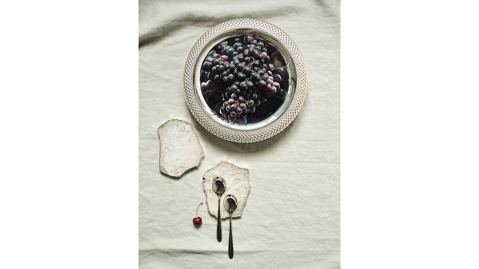 Сверху вниз: блюдо Perles, Christofle, ТД ЦУМ; подставки из горного хрусталя, Anna New York, Booroom Gallery; ложки «Ротондо», Wilkens, «Дом фарфора». В композиции использована ткань Sky, коллекция Mirissa Alta, Designers Guild, салоны Manders