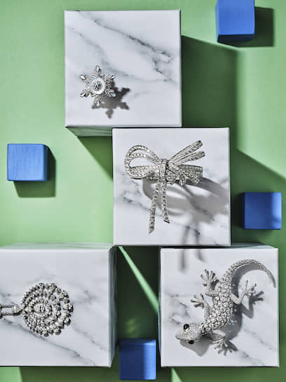 Сверху вниз: Boucheron, кольцо Flocon, белое золото, перламутр, бриллианты; Van Cleef & Arpels, браслет Noeud, белое золото, бриллианты; (слева) Mercury, подвеска Classic, белое золото, бриллианты; (справа) Graff, брошь, белое золото, изумруды, бриллианты