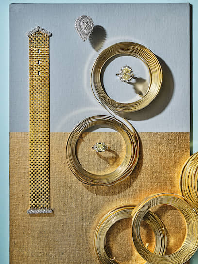 Сверху вниз: Boucheron, кольцо Goutte, белое золото, горный хрусталь, бриллианты; (слева) Van Cleef & Arpels, браслет Ludo, желтое и белое золото, бриллианты; (справа) Mercury, кольцо Classic, белое золото, желтый и белые бриллианты; De Beers, кольцо, белое золото, желтый и белые бриллианты