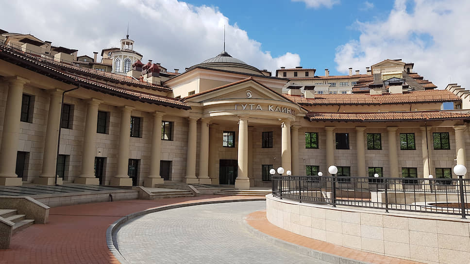 Вид на медицинский центр ГУТА КЛИНИК и семейный велнес-клуб «SAVOY Итальянский квартал» 