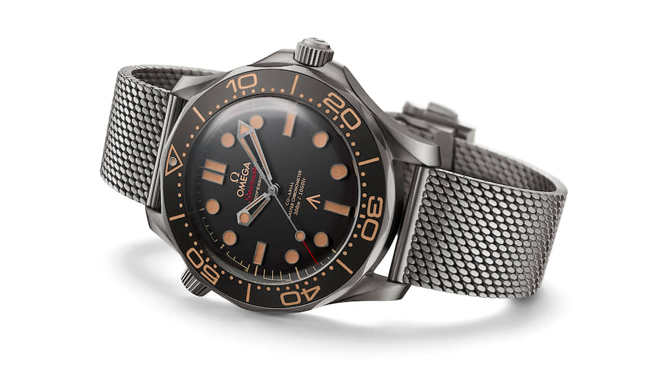 В разработке Omega Seamaster Diver 300m Co-Axial Master Chronometer Edition 007 No Time To Die в титановом корпусе 42 мм с черным циферблатом на титановом браслете поучаствовал сам Дэниел Крейг