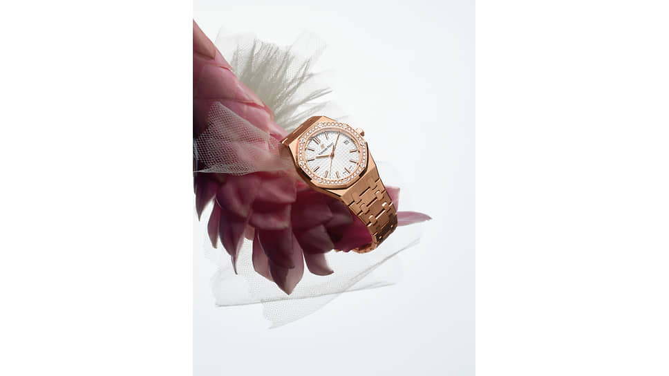 Audemars Piguet Royal Oak, корпус 34 мм из розового золота 750-й пробы, безель декорирован 40 бриллиантами классической огранки, калибр 5800 с автоподзаводом, запас хода 50 часов, серебристый циферблат с узором Grande Tapisserie, в комплекте браслет из нержавеющей стали, раскладная застежка AP из розового золота