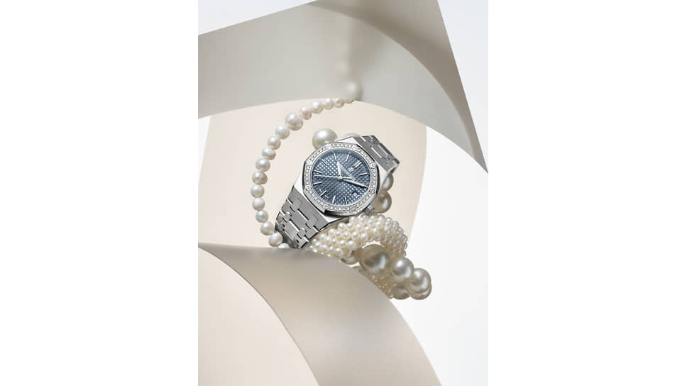 Audemars Piguet Royal Oak, корпус 34 мм из нержавеющей стали, безель декорирован 40 бриллиантами классической огранки, калибр 5800 с автоподзаводом, запас хода 50 часов, сине-серый циферблат с узором Grande Tapisserie, в комплекте браслет из нержавеющей стали, раскладная застежка AP из розового золота