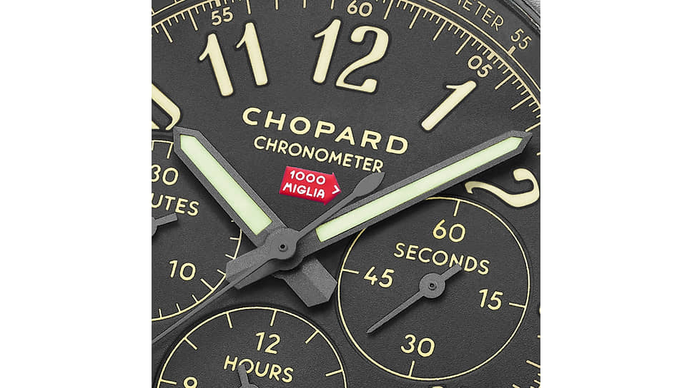 На циферблате хронографа Chopard Mille Miglia 2020 Race Edition есть логотип гонки в виде красного знака-указателя, вроде тех, что были расставлены вдоль трассы 