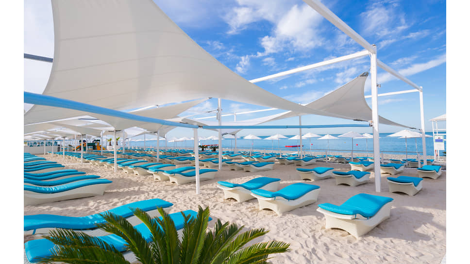 На пляже отеля Radisson Collection Paradise Resort & Spa, Sochi 