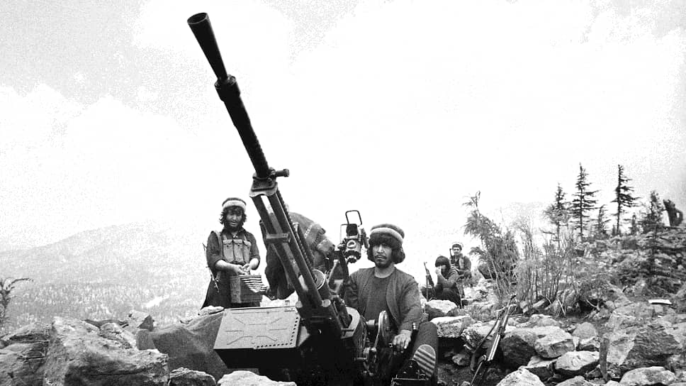 В 1979 году Центральное разведывательное управление начало операцию «Циклон», программу по подготовке и снабжению вооружением афганских моджахедов для борьбы с контингентом советских войск в Афганистане. Бюджет программы с $695 тыс. в первый год существования вырос до $630 млн в 1987 году 