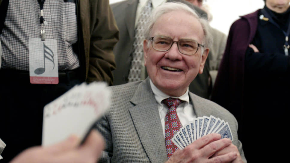 К акционерам Berkshire Hathaway Баффетт относится как к членам семьи — постоянно пишет им письма и даже играет с ними в бридж 