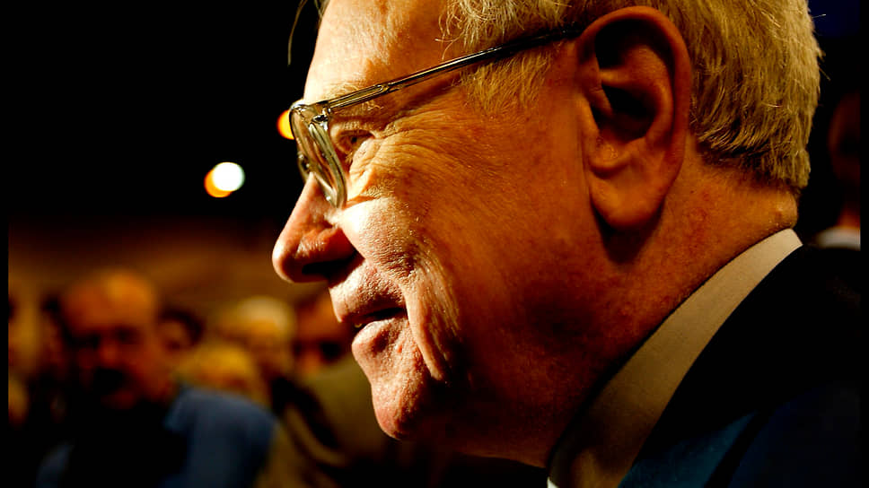 Уоррен Баффет во время встречи с акционерами Berkshire Hathaway 