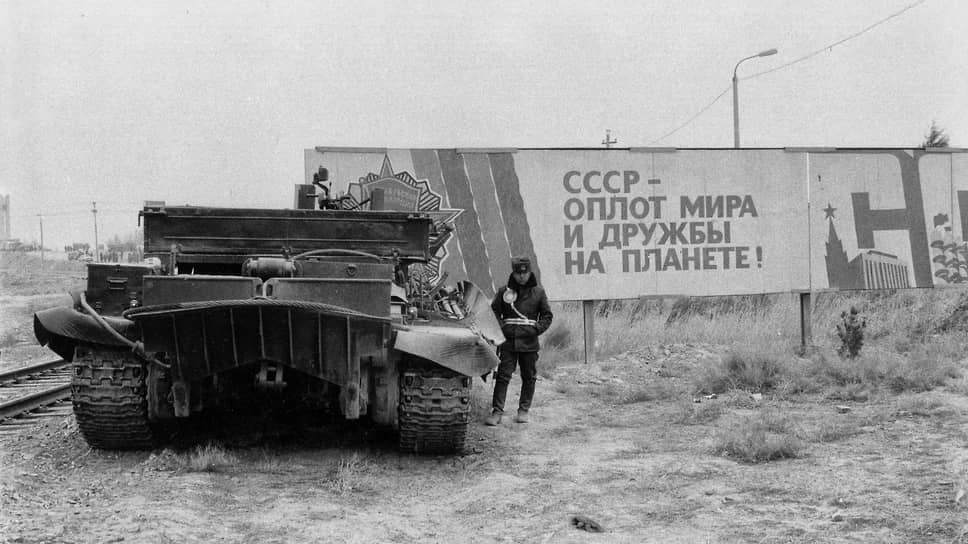 «Тогда же мы исправили еще одну ошибку, дорого обошедшуюся нашей стране и нашему народу,— вывели советские войска из Афганистана. Вывод наших войск не был бегством, он позволил создать условия для начала процесса внутреннего урегулирования в этой стране. Мы предлагали, чтобы великие державы и соседи содействовали национальному примирению в Афганистане. Не наша вина, что этого не произошло». (М. С. Горбачев, «Понять перестройку, отстоять новое мышление») 