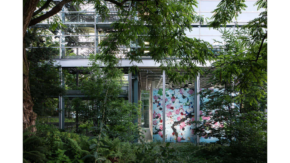 Вид экспозиции Дэмиена Хёрста в Fondation Cartier 