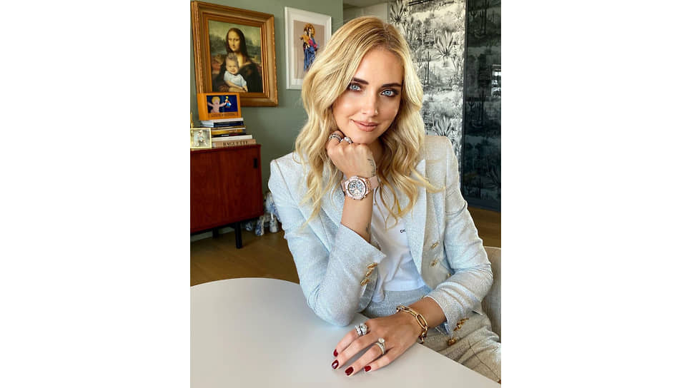 Кьяра Ферраньи в унисекс-часах Hublot Big Bang Millennial Pink. Корпус 42 мм из легкого алюминия розового оттенка millennial pink, механизм Unico, запас хода 72 часа. Часы созданы в сотрудничестве с Лапо Элканном и Garage Italia