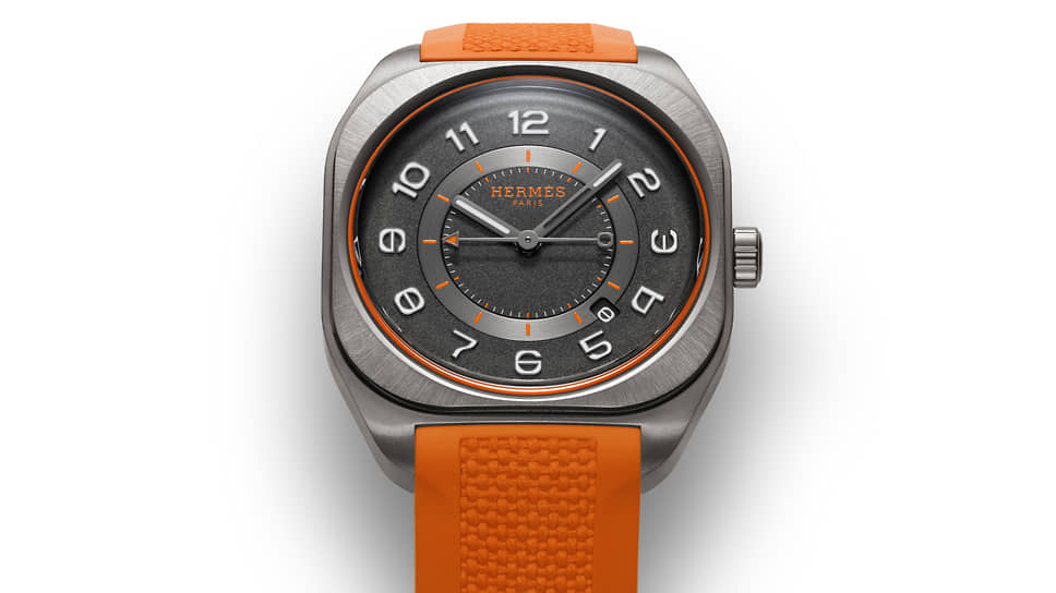 Новые Hermes H08 будут проданы сетом из двух экземпляров: на оранжевом каучуковом ремешке и титановом браслете. Эстимейт CHF 14–18 тыс. 