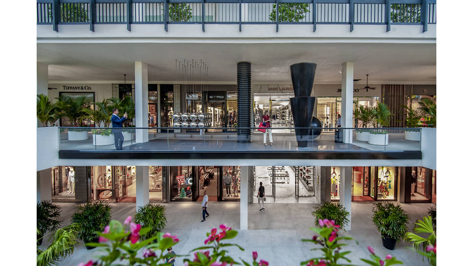 Сайт-специфичная инсталляция Барбары Нейнжи в Bal Harbour Shops