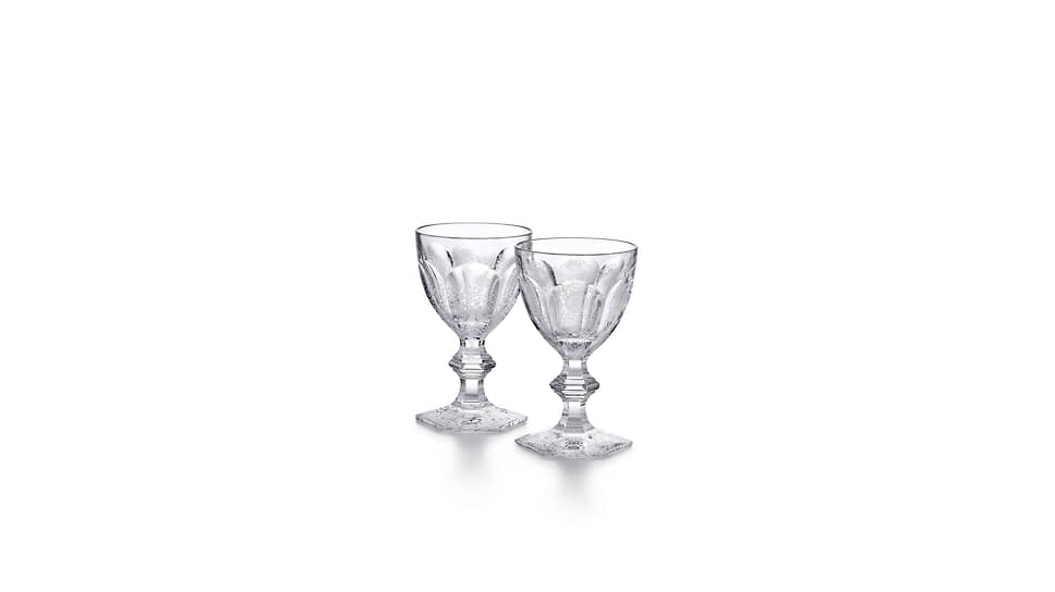 Первые бокалы Harcourt на французской мануфактуре Baccarat  были представлены в 1841 году 