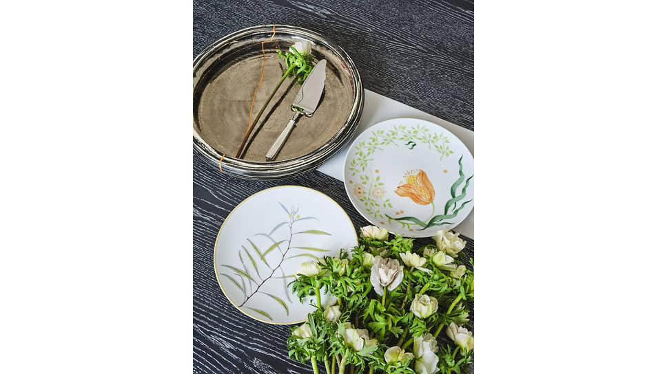 Сверху слева: блюдо Kintsugi II, Karen Swami Ceramiques, галерея Tirage 1/1; лопатка для торта Marly Sterling Silver, Christofle, ТД ЦУМ; справа: тарелка Jardin Indien, Bernardaud, ТД ЦУМ; на переднем плане: столовая тарелка, Alena Akhmadullina X The Dar «Dreamy Forest», The Dar store 