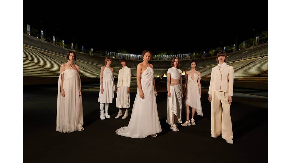 Модели во время показа Dior Cruise 2022
