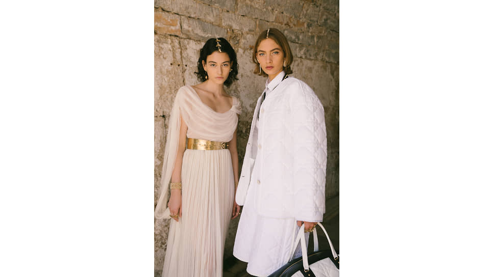 Модели в одежде из коллекции Dior Cruise 2022