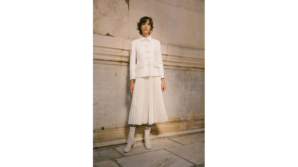 Модель во время показа коллекции Dior Cruise 2022