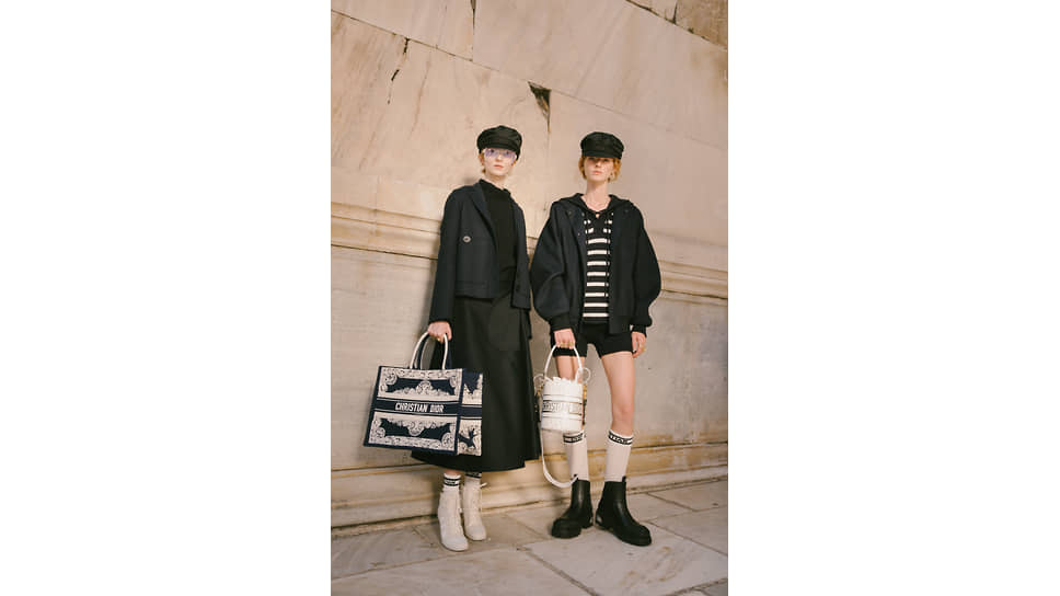 Модель во время показа коллекции Dior Cruise 2022