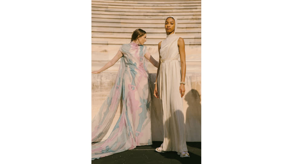 Модели в одежде из коллекции Dior Cruise 2022