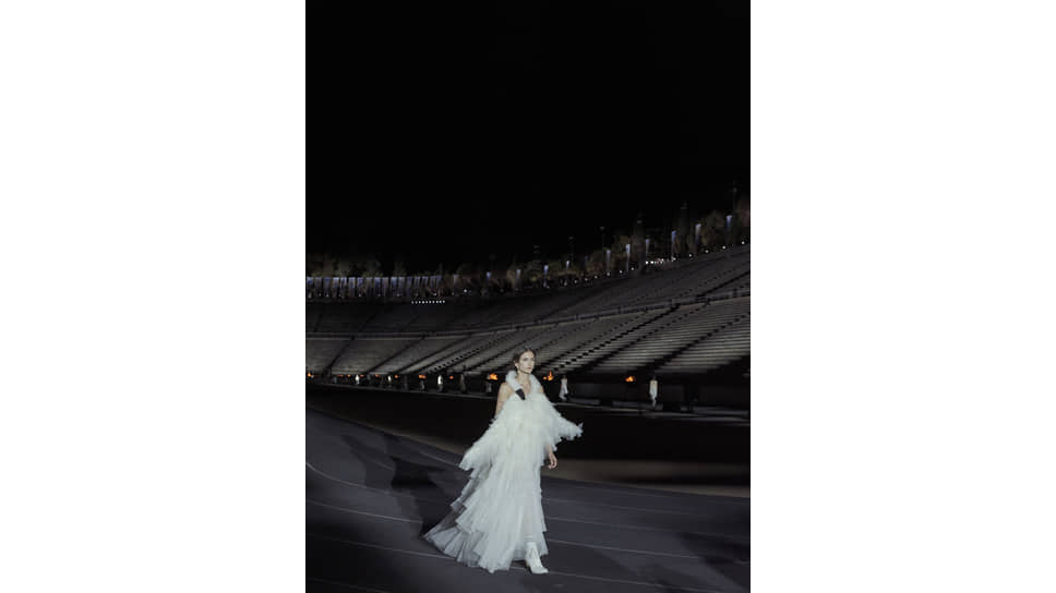 Модель во время показа Dior Cruise 2022