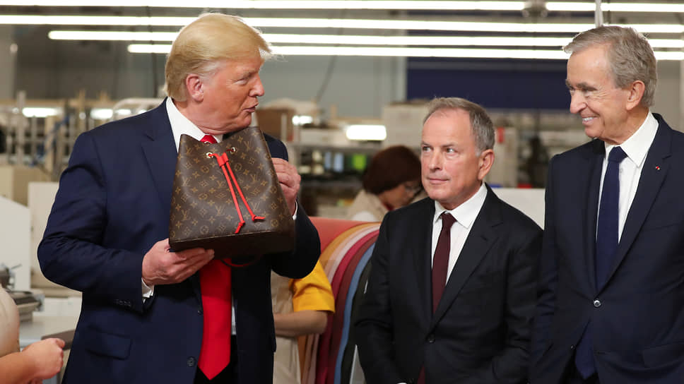 В 2019 году открылась мастерская кожаных изделий Louis Vuitton Rochambeau Ranch в Техасе. Президент США Дональд Трамп, обращаясь к главе LVMH, заявил: «Вы — один из поистине величайших бизнесменов, точнее, визионер. Это больше, чем бизнесмен». На фото между Дональдом Трампом и Бернаром Арно — гендиректор Louis Vuitton Майкл Берк