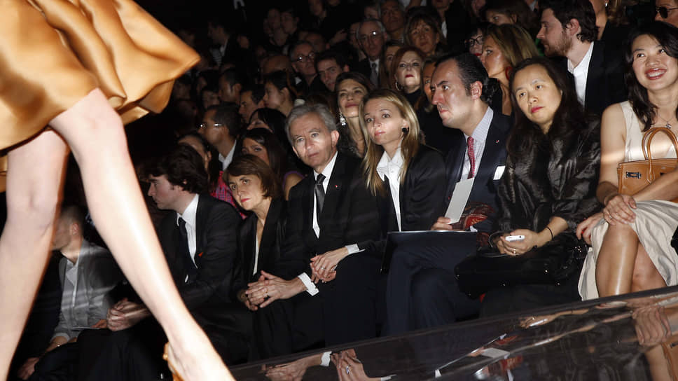 На показе коллекции Dior ready-to-wear сезона осень-зима 2008/09. Слева направо (считая от ноги манекенщицы): Антуан Арно, министр культуры и коммуникаций Франции Кристин Альбанель, Бернар Арно, Дельфина Арно, бывший муж старшей дочери короля Испании Хуана Карлоса I инфанты Елены Хайме Маричалар
