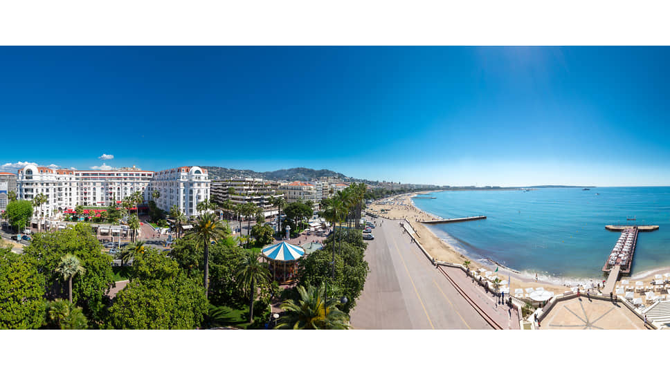 Панорамный вид на отель Le Majestic Cannes, Дворец фестивалей и набережную Круазетт в Канне