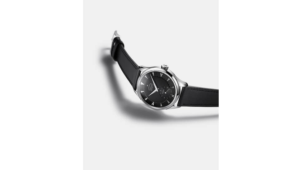 Zenith Calibre 135 Observatoire Limited Edition воспроизводит некоторые особенности часов 1950-х. Круглый платиновый корпус диаметром 38 мм продолжается ушками для ремешка сужающейся формы. Крупная заводная коронка с насечками украшена современным логотипом Zenith со звездой. Объемное сапфировое стекло закрывает выпуклый циферблат. На шкалу боковой секундной стрелки в положении «6 часов» нанесен серийный номер установленного в данный экземпляр механизма. Внизу циферблата имеется надпись «Neuchatel», так как и мануфактура Zenith, и мастерская Кари Вутилайнена, и обсерватория, где калибр 135-O одерживал одну победу за другой, находятся в кантоне Невшатель