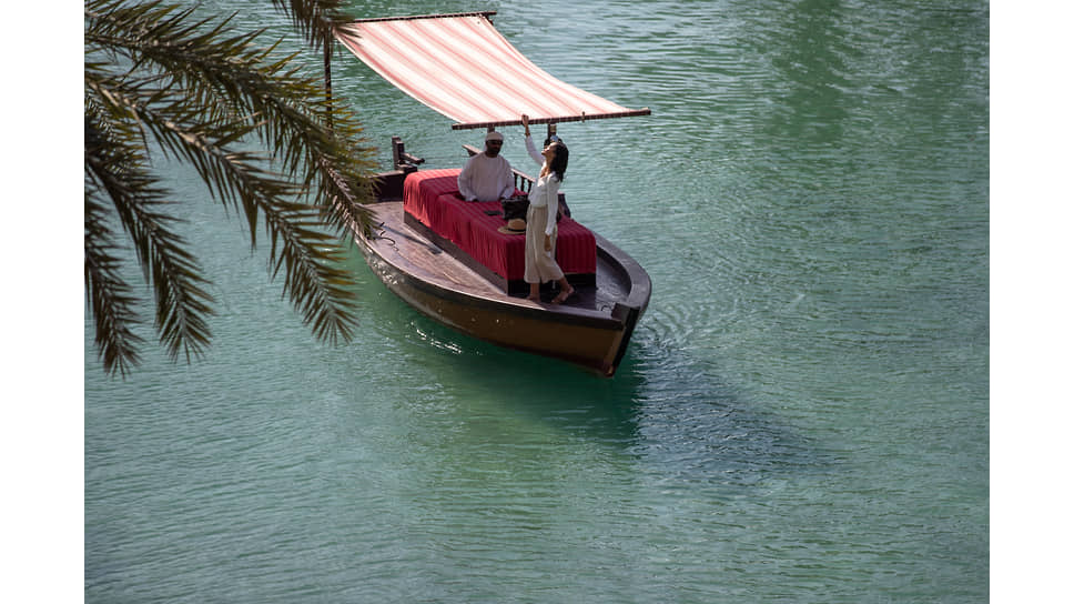 Гостья отеля на традиционной лодке-абре Jumeirah Dar Al Masyaf