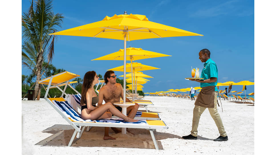 Гости на пляже отеля Emerald Zanzibar Resort & Spa