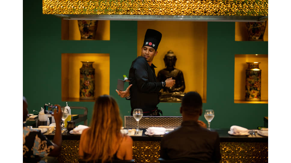 В баре отеля Emerald Zanzibar Resort & Spa
