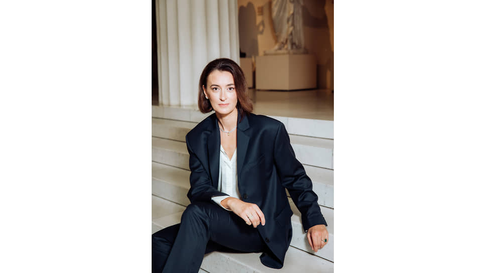 Елена Каменская в украшениях Parure Atelier, костюме и блузе Yuliawave