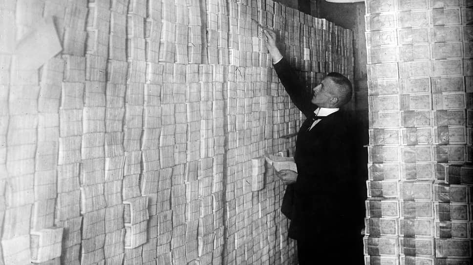 Работникам немецких банков в начале 1920-х годов приходилось иметь дело с очень большим количеством купюр 