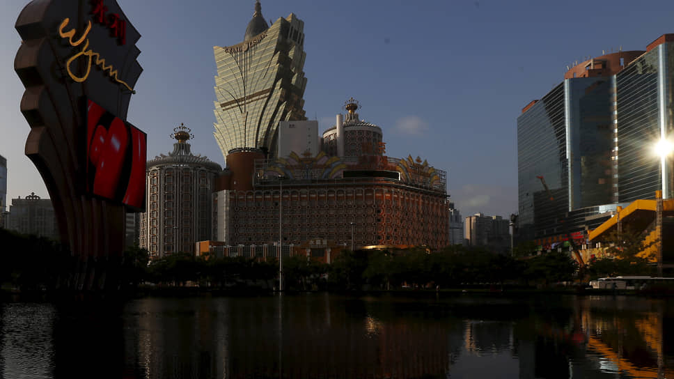 Перед игорно-гостиничным комплексом Wynn Macau установлен обелиск с фамилией его создателя Стива Винна, «игорного короля Лас-Вегаса» 