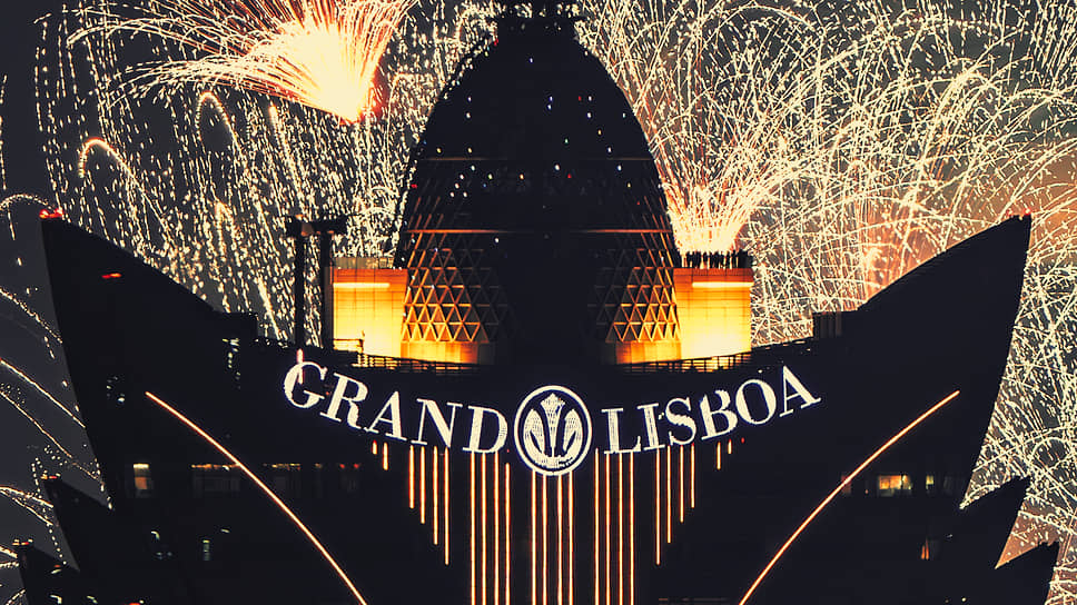 Фейерверк в честь китайского Нового года над отелем Grand Lisboa 