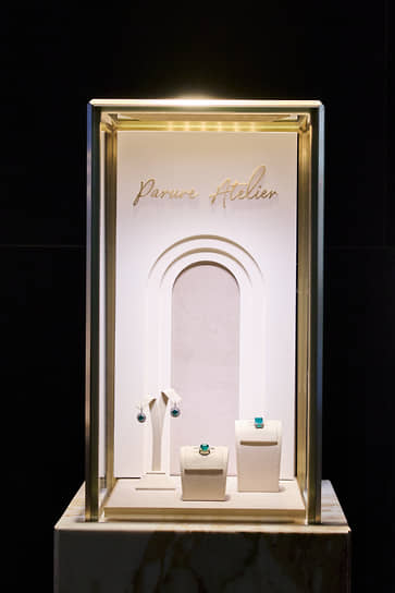 Parure Atelier, серьги, белое золото, изумруды (2,43 и 1,85 карата бриллианты; кольца, белое золото, изумруды (7,71 и 7,76 карата), бриллианты