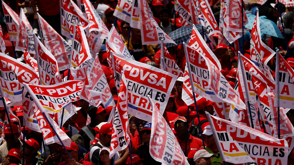 Нефтегазовая компания PDVSA — крупнейшая компания Венесуэлы (на фото — сотрудники компании на первомайской демонстрации) 