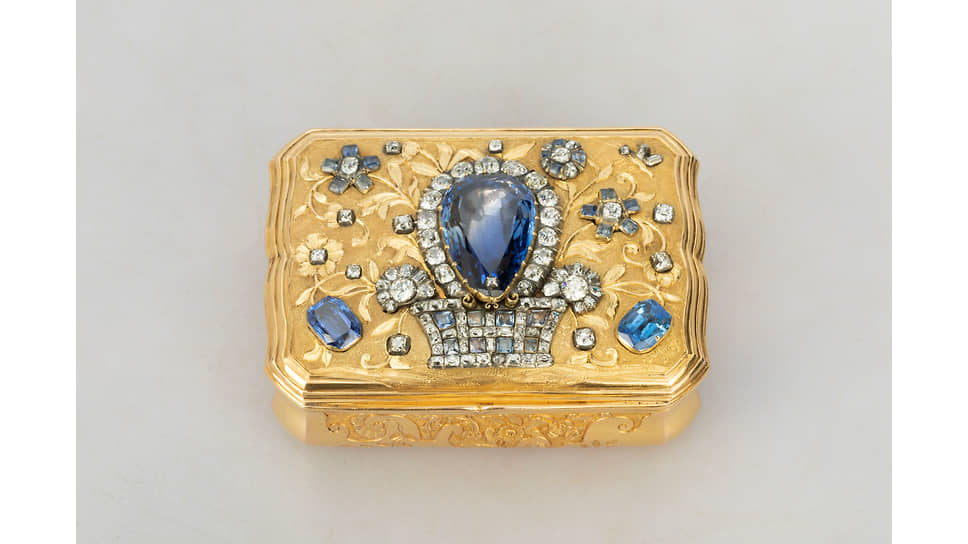 Табакерка середины XVIII века, созданная Иеремией Позье, из золота, сапфиров и бриллиантов, декорированная чеканными орнаментами и изображением корзины цветов на крышке