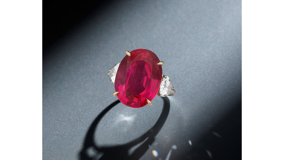 Кольцо с рубином весом 17,97 карата и бриллиантами. Продано на аукционе Phillips The Geneve Jewels: Three за $5,4 млн при эстимейте $4,61–5,4 млн 