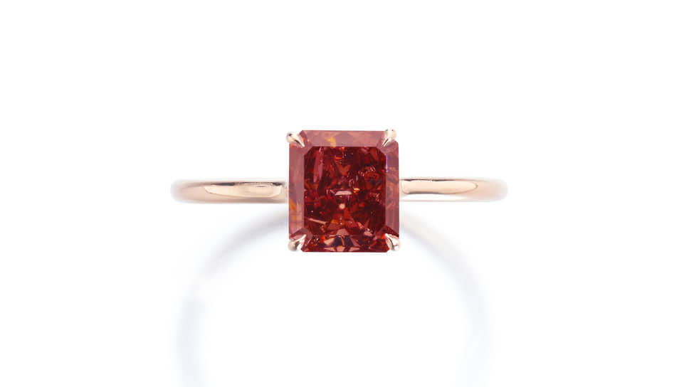 Кольцо с красным бриллиантом весом 1,44 карата. Продано на аукционе Sotheby’s Magnificent Jewels за $1,08 млн при эстимейте $1,01–2,02 млн 