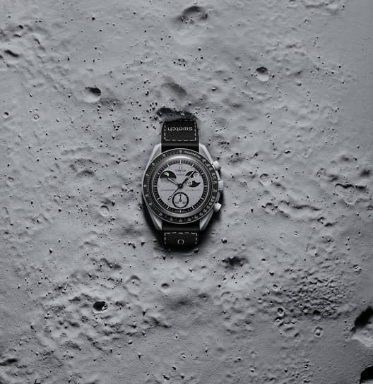Циферблат MoonSwatch Mission to Earthphase напоминает лунную поверхность 